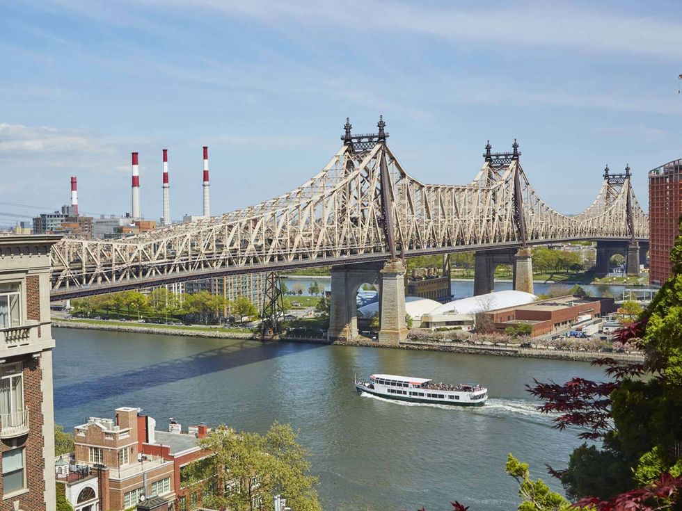 <p>Desde el apartamento hay una espectacular vista del East River y el puente de la calle 59.</p>