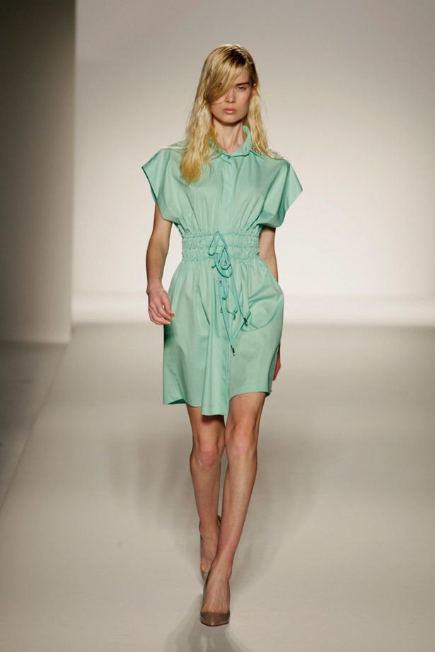 <p><strong>Sportmax</strong> nos propone este cómodo vestido con un aire sport en un amable verde desvaído.</p>