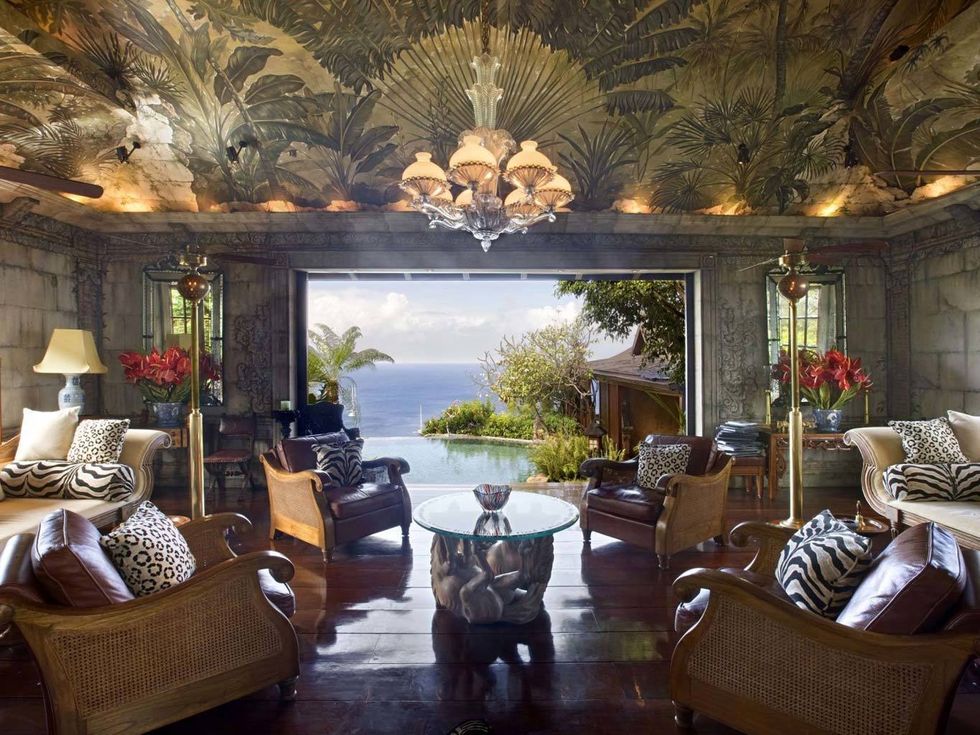 <p>Uno de los salones principales, de un lujoso estilo balinés, recrea los caribeños espacios exteriores en el interior.</p>