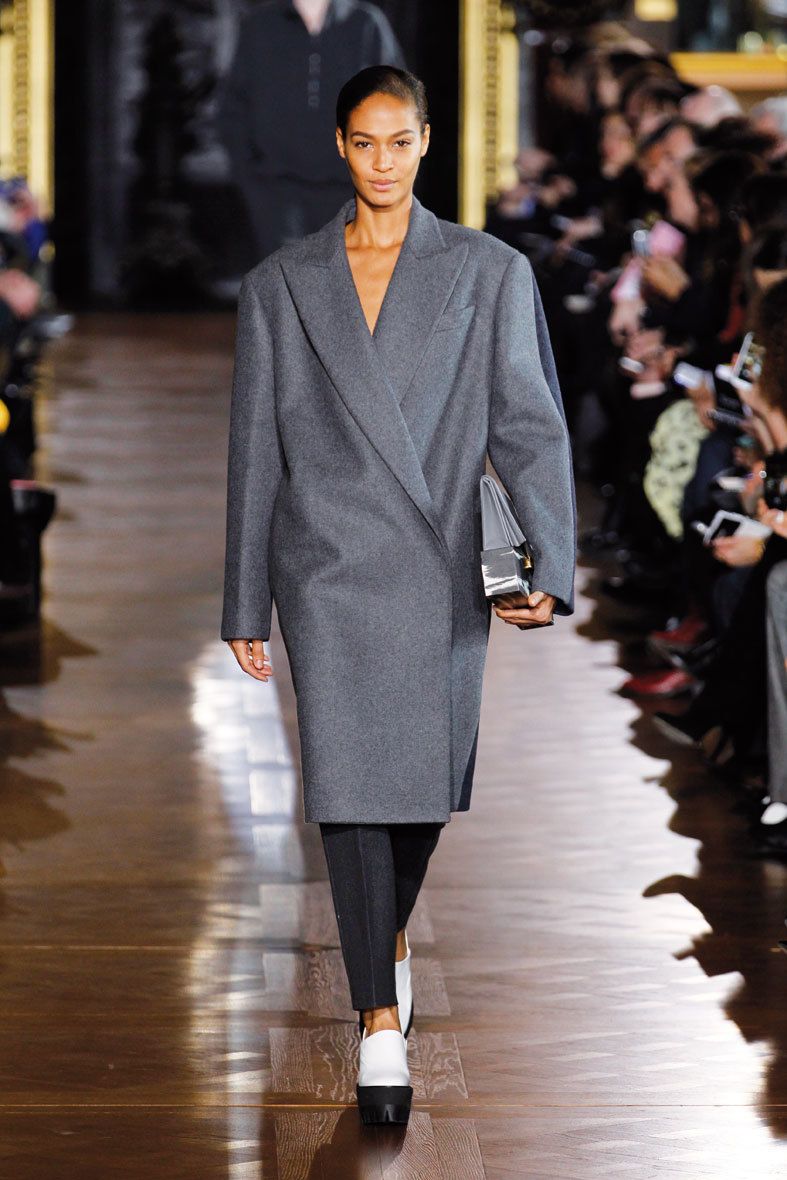 <p>Nos encanta este abrigo 'oversize' en tono gris perla, con el único adorno de su cuello. Los pantalones pitillo en el mismo tono y las plataformas, consiguen un look más informal.</p>