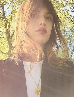 Lip, Brown, Branch, Hairstyle, Collar, Twig, Outerwear, Blazer, Beauty, Long hair, 