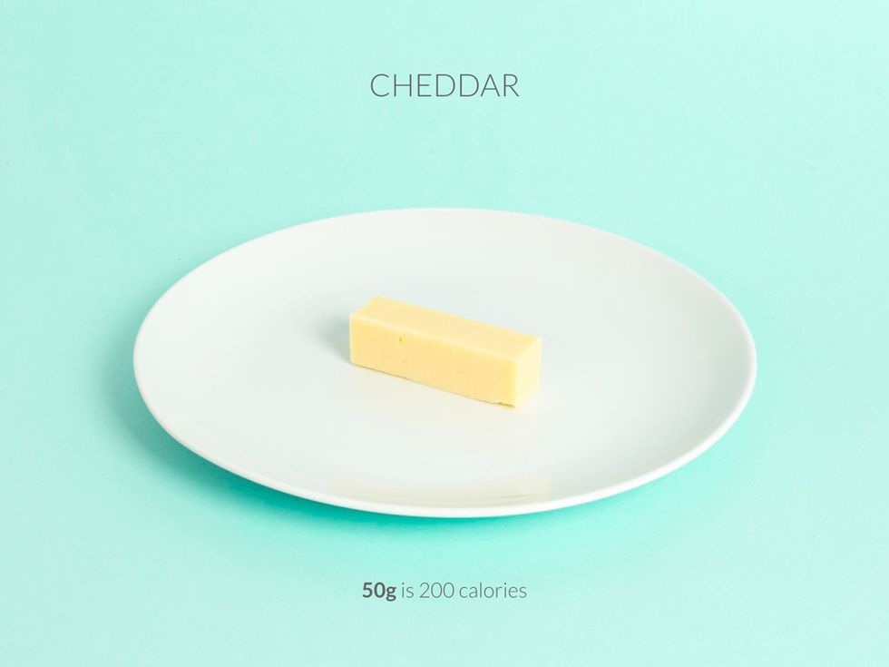<p>Desgraciadamente, 200 calorías de delicioso queso Cheddar son tan sólo <strong>50 gramos</strong>...</p>