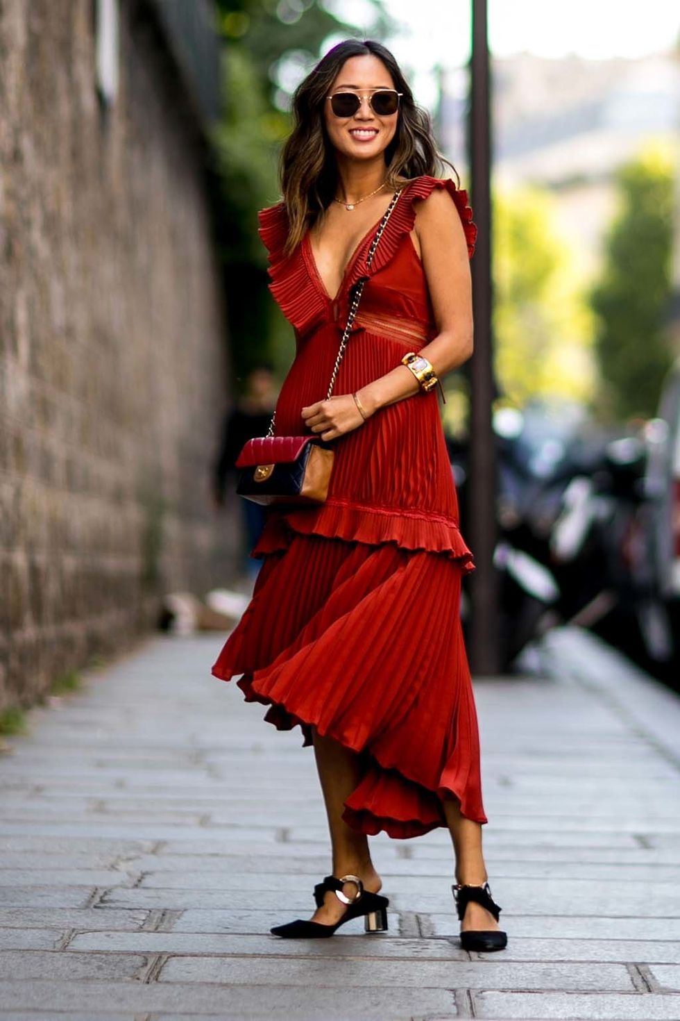 <p>La bloguera ha elegido un bonito look con vestido plisado con volantes en rojo, bolso acolchado de Chanel y slippers con tacón midi destalonados.&nbsp;</p>