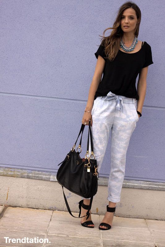 <p>Silvia se ha animado con estos pantalones de Blanco, y para darles todo el protagonismo ha optado por combinarlos con negro tanto en el top como en los accesorios, a excepción de este precioso collar de la diseñadora Sandra Feltes.</p>