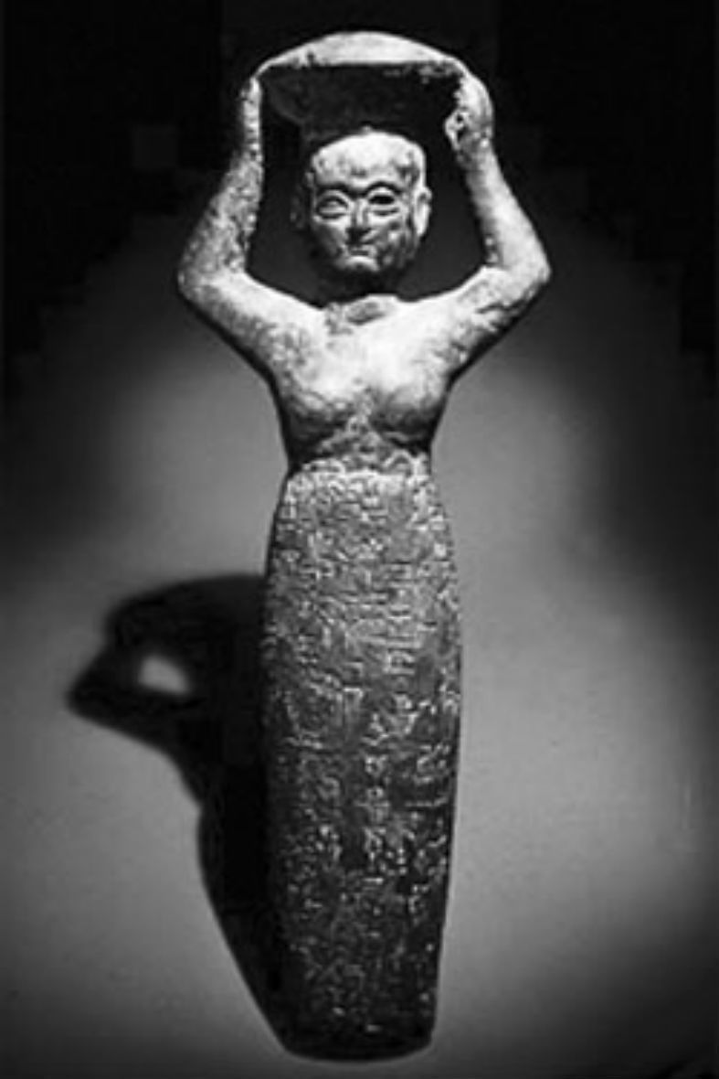 <p>Desde los primeros textos escritos con los que cuenta la humanidad, se habla de la cerveza.&nbsp;Ninkasi es su diosa y su origen, o el de un tipo de bebida muy parecida a ella, se da en el año 3.000 a.C. en <strong>Súmer</strong> (Mesopotamia). Existen más de 2.000 descripciones muy precisas que hablan de ella, siendo la '<strong>Piedra Azul</strong>' (código de Hammurabi) una de las que mejor refleja la importancia de la cerveza en las civilizaciones antiguas.</p><p>Hemos hablado con <strong>José Ángel Ascunce</strong>, catedrático de Cultura Clásica de la Universidad de Deusto, para introducirnos un poco mejor en la historia de la cerveza. &quot;Súmer tiene todas las ventajas para crear cerveza, ya que el desarrollo de la cebada y el trigo, su materia prima, se da en estas tierras. ¿Cómo se dio el paso de los cereales a la cerveza? No se sabe, pero lo importante es que se dio. Los sumerios &nbsp;eran hábiles productores y degustadores de esta bebida. Llegaron, según sus crónicas, a conocer cerca de cuarenta clases diferentes. Era una bebida entre mágica y social. Servía de alimento para los hombres, de libaciones para los dioses y de bebida familiar y festiva. De Súmer pasa a Egipto y Elam y de ahí, con el nacimiento de la escritura -que coincide en fechas- a todas las civilizaciones vecinas&quot;, nos resume.</p>