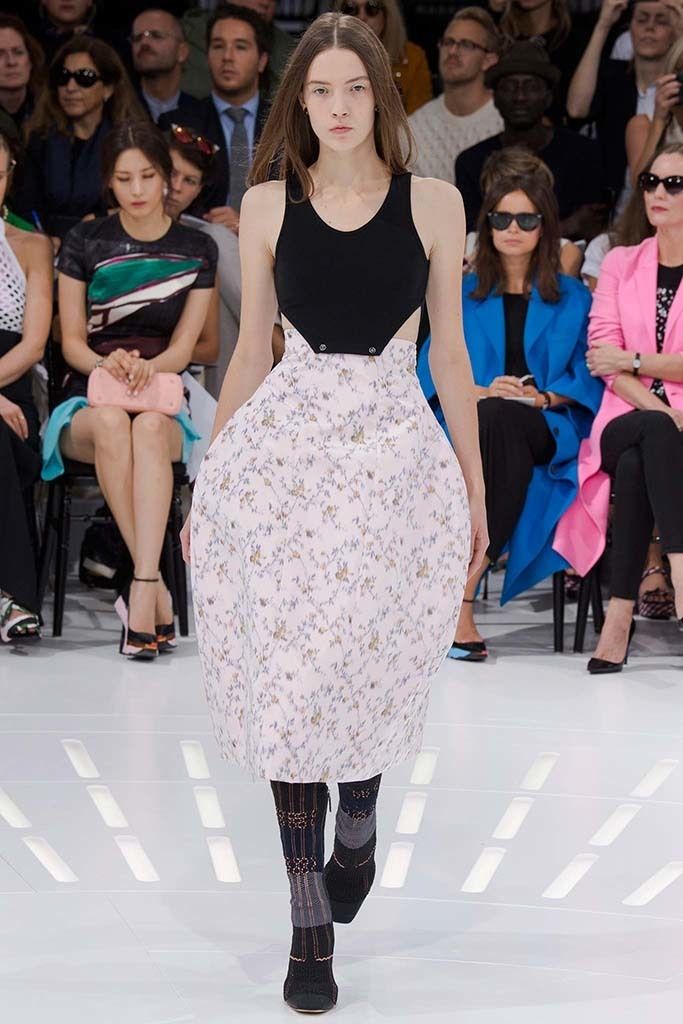 <p>Desde&nbsp;<strong>Dior,&nbsp;</strong>la estructura tomaría forma en minimalistas apuestas que rememoran la clásica silueta que Christian Dior lanzó al estrado a través del mítico&nbsp;<strong>New Look.&nbsp;</strong></p><p>En la imagen, Dior, Primavera/Verano 2015.</p>