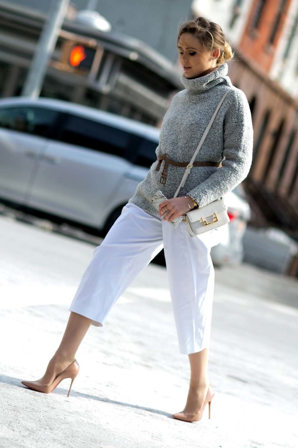 <p>Inspírate con este look de la bloguera Kristina Bazan y ciñe tu jersey alpino combinado con unos culottes y unos sofisticados salones.</p>