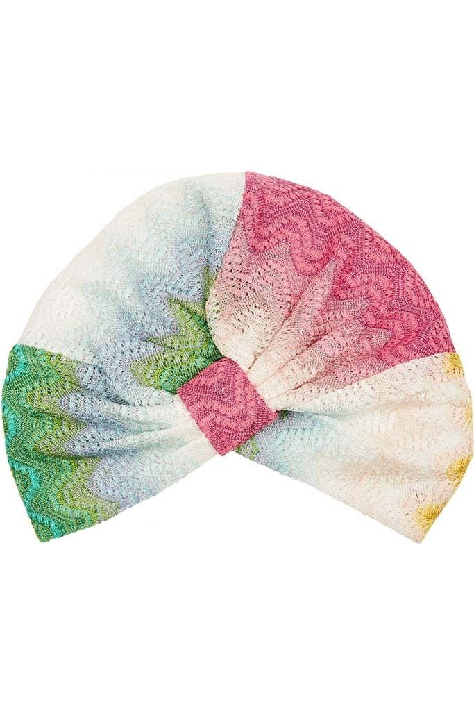 <p>Turbante de colores en degradado de <strong>Missoni</strong> (150 €).</p>