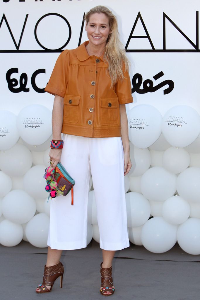 <p><strong>Fiona Ferrer</strong> combinó una chaqueta de piel con unos 'culottes blancos, sandalias de piel y bolso con pompones.&nbsp;</p>