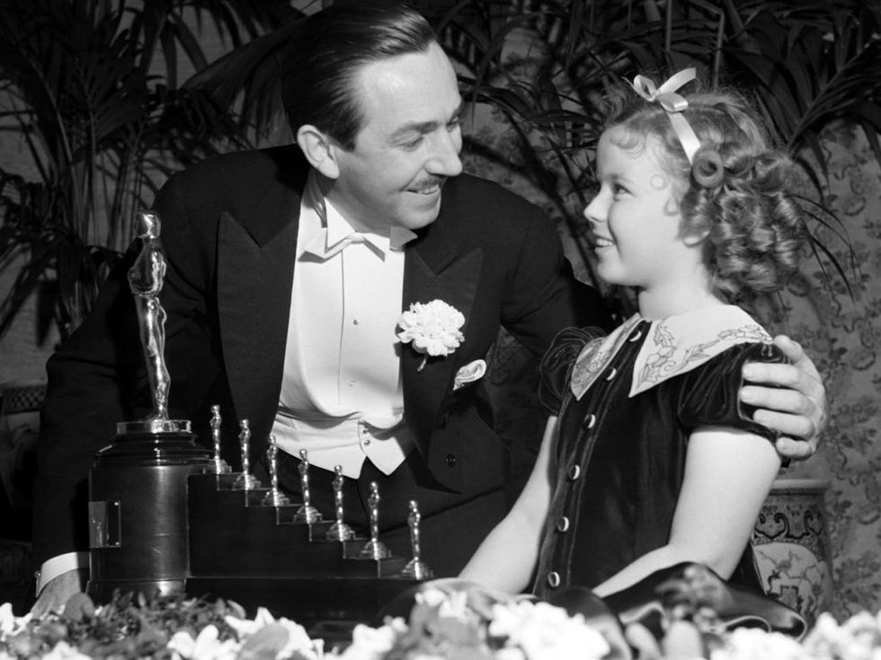 <p><strong>Walt Disney</strong> ha sido el único afortunado que ha recibido una estatuilla peculiar... Fue en 1939, por la película 'Blancanieves y los siete enanitos'. Haciendo gala al nombre, este premio honorífico fue entregado en forma de ocho estatuillas... Curioso, ¿no? &nbsp;</p>