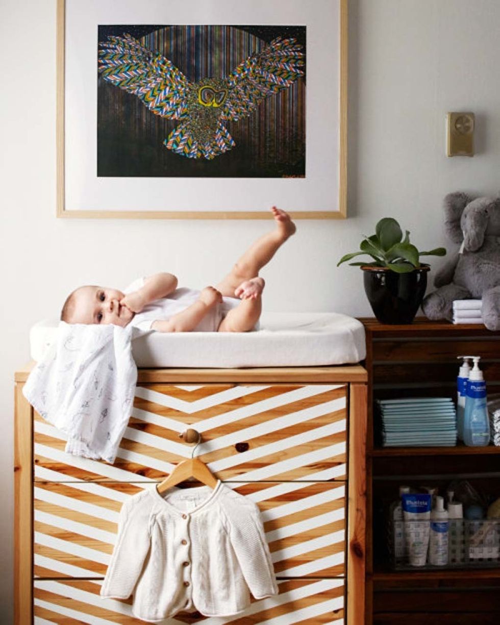 <p>Un mueble tan versátil que hay quien lo ha convertido en cambiador para el bebé. ¿Cómo? Añadiendo un pequeño colchón en la parte superior y decorando a base de diseños triangulares con pintura blanca. Puedes hacerlo con cinta de carrocero. Visto en <a href="http://www.designsponge.com/" target="_blank">Design Sponge</a>.&nbsp;</p>