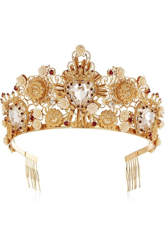 <p>Corona joya con sujeciones de&nbsp;<strong>Dolce&amp;Gabbana.</strong></p>