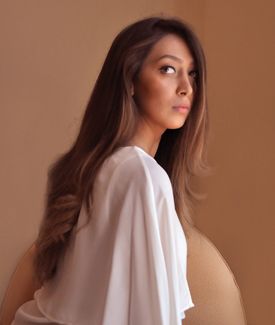 Lip, Brown, Hairstyle, Sleeve, Shoulder, Eyebrow, Joint, White, Beauty, Long hair, 