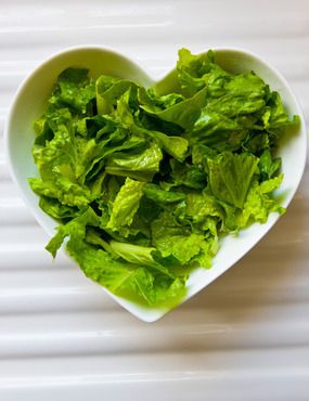 Food, Leaf, Leaf vegetable, Vegetable, Ingredient, Dishware, Produce, Vegetarian food, Whole food, Plate, 