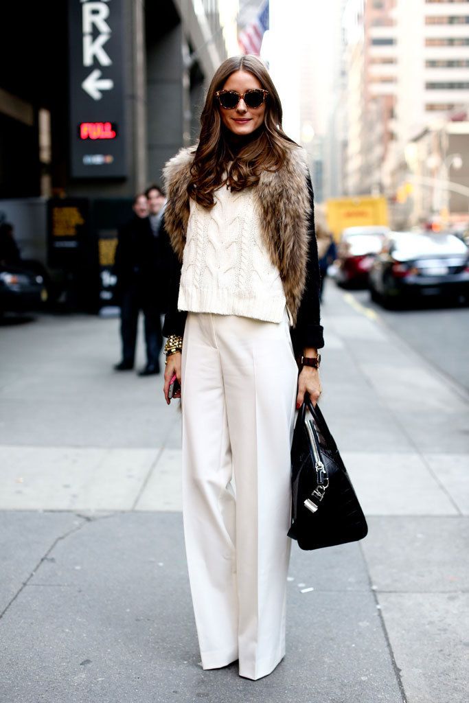 <p>Pantalones de pinza XL y jersey de punto, ambos en color blanco roto. Olivia Palermo combina el conjunto con una chaqueta con estola y unos complementos de lo más 'chic'.</p>