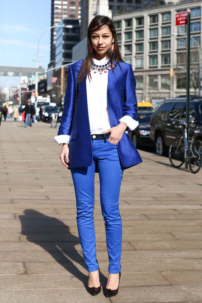 <p>Americana de corte masculino y pitillos en tono azul klein. La mezcla de textiles y los pendientes y collar joya aportan luz a su look.</p>