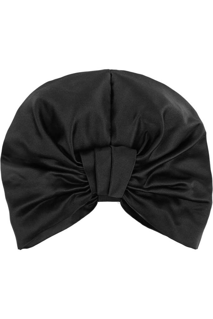 <p>Turbante de seda con lazada frontal en negro de <strong>Jennifer Behr.</strong></p>