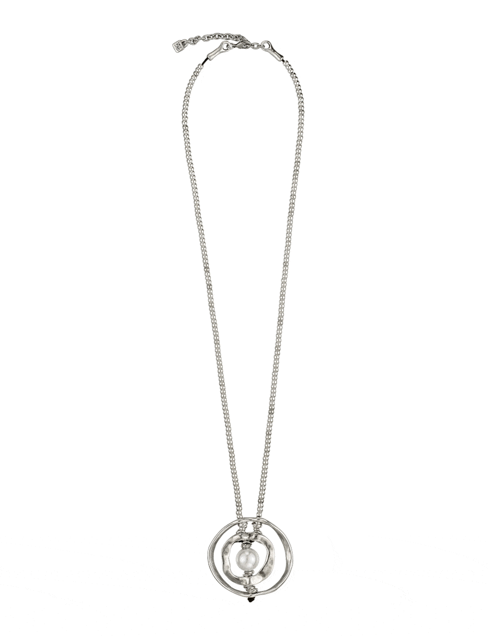 <p>Collar largo con dos aros de metal bañado en plata que rodean una perla grande (169 €).</p>