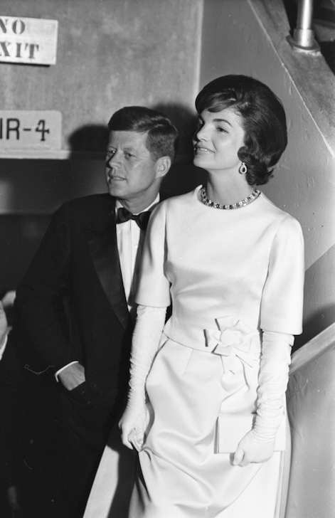 <p>La siempre elegante Jackie Kennedy llevó este vestido con cinturón de lazo de <strong>Oleg Cassini</strong> para asistir a un evento inaugural en Washington junto a su marido, el presidente John F. Kennedy. De repente las mujeres de todo el mundo querían su propia versión de este diseño.</p>