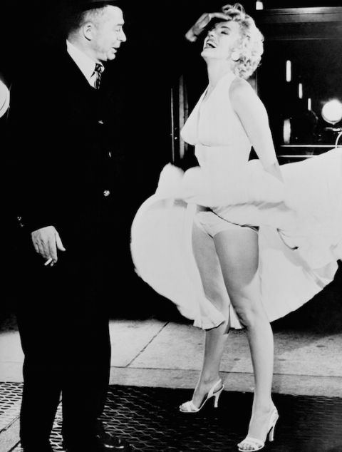 <p>La imagen de Marilyn Monroe con un ondulante vestido blanco es quizás la imagen más reconocible de la actriz. El vestido de escote halter de <strong>William Travilla</strong> lo llevó durante el rodaje de la película 'La tentación vive arriba'. Este diseño se ha convertido sin duda en uno de los vestidos más emblemáticos de la gran pantalla en la historia de la moda.</p>