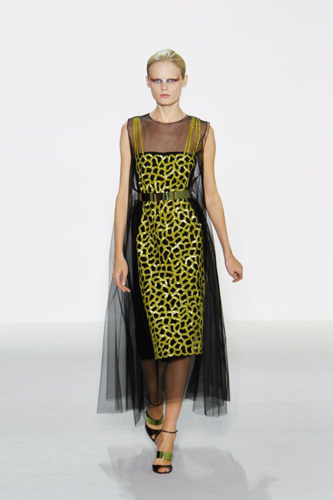 <p>Vestido de corte 'fifties' con tul negro en los laterales y aplicaciones doradas en el cuerpo. Es una creación de <strong>Dior.</strong></p>