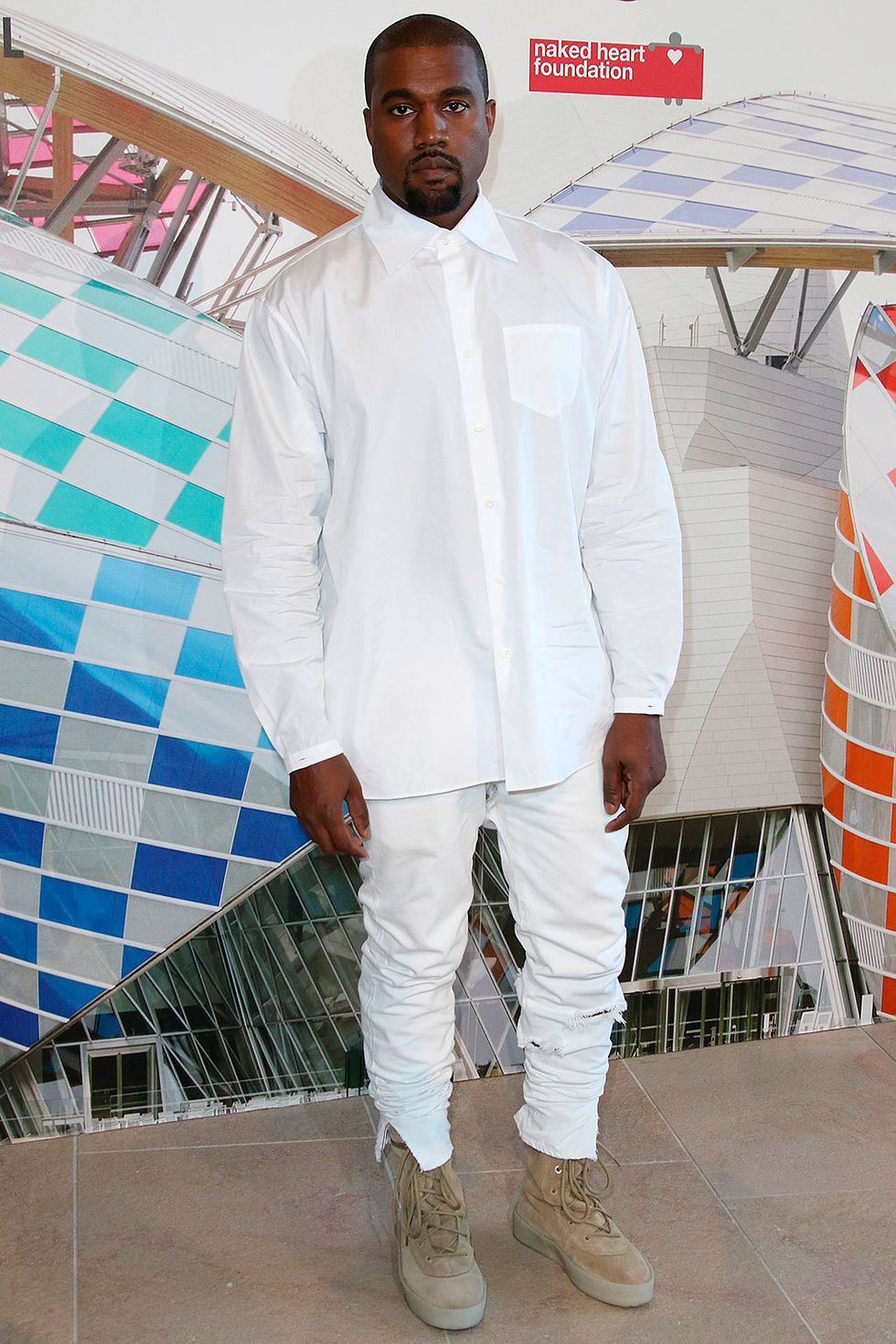 <p>El rapero apareció con un look desenfadado compuesto por camisa y pantalón blanco y botas de estilo militar.&nbsp;</p>