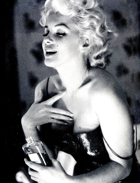 <p><i>&quot;Sólo duermo con unas gotas de Chanel nº5&quot;.</i> Esa fue la célebre respuesta de la actriz a la pregunta de un periodista sobre sus gustos a la hora de irse a la cama. Una publicidad increíble para la marca, de la que la rubia fue imagen. A partir de ese día, la figura de Marilyn y el mítico perfume quedaron unidos para siempre.</p>