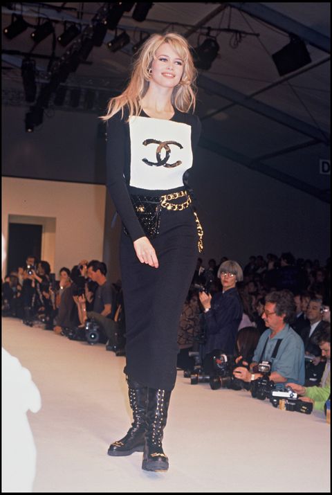 <p>Su (buena) relación con Chanel comenzó a principio de los 90 cuando una desconocida Claudia apareció de la mano de Karl Lagerfeld tras un desfile de la <i>Maison</i>. La suerte estaba echada.</p>