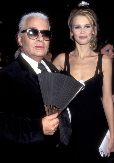 <p>En la imagen, una joven Claudia de 25 años posa con el diseñador alemán Karl Lagerfeld durante la gala del Instituto de la moda en Nueva York.</p>