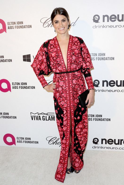 <p>Otra versión de kimono es que se utiliza a modo de vestido. <strong>Nikki Reed</strong> nos da una lección de estilo con un ejemplar en colores rojos y negros con estampado texturizado. El pelo recogido hace de él un 'look' 10.&nbsp;</p>