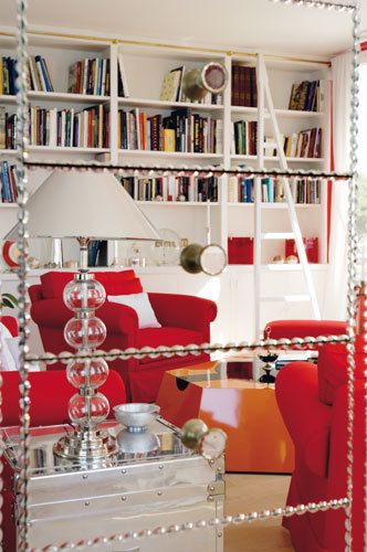  <p>El salón se refleja en un precioso espejo adquirido, al igual que las lámparas, en Maison de Famille, en París. </p>
