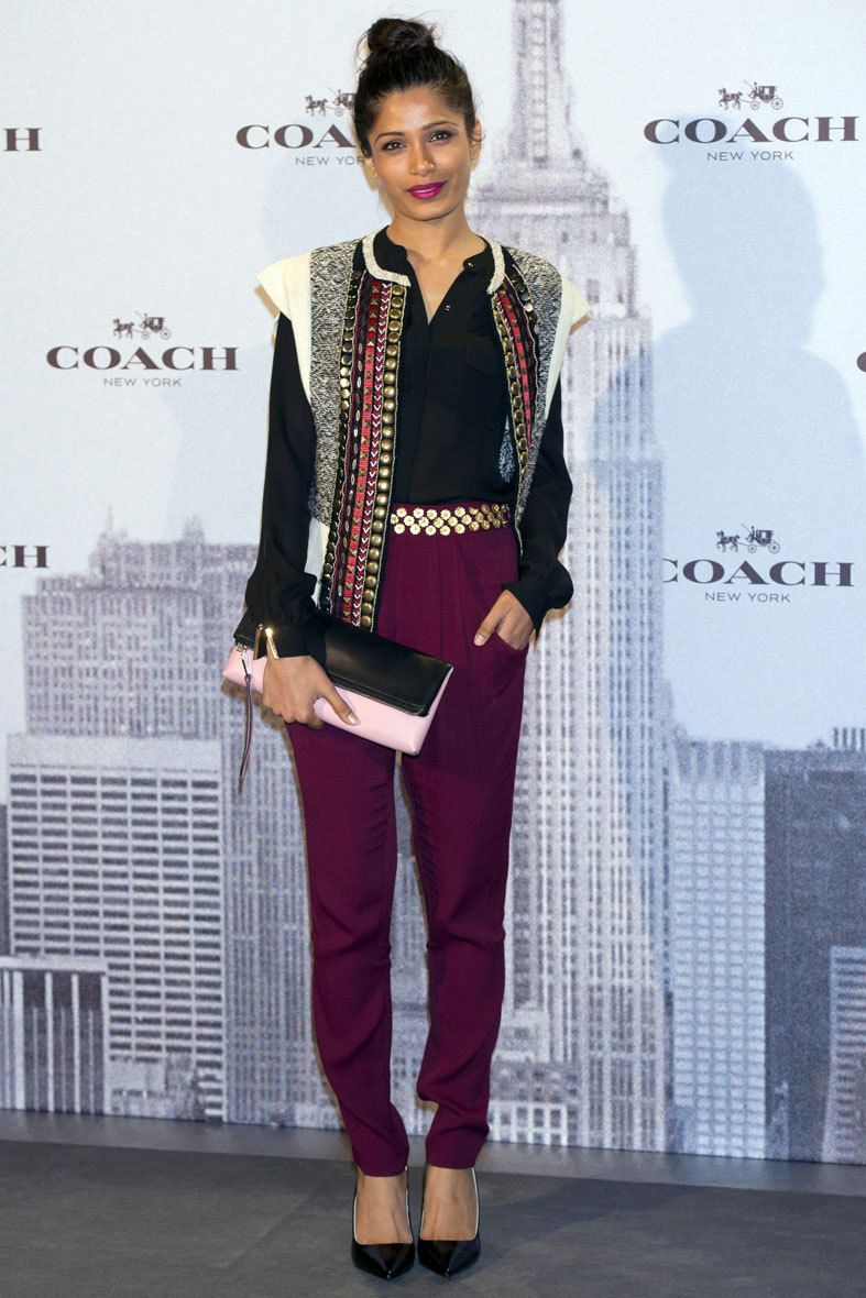 <p>La actriz india <strong>Freida Pinto a</strong>cudió a la cita de Coach luciendo un bolso de mano de inspiración 'vintage' bicolor y unos salones con punta rectangular, los 'Samie heel'. El resto de prendas, también con un aire 'boho'.</p>