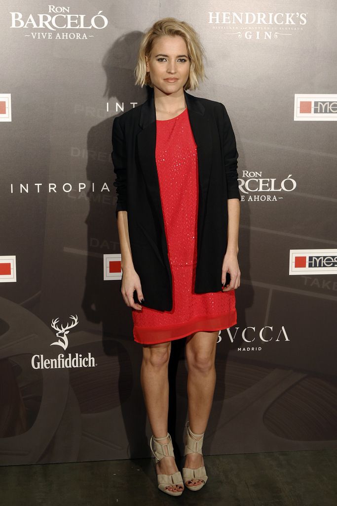 <p><strong>Ana Fernández</strong> eligió un vestido rojo combinado con un blazer negro y sandalias en tono marfil.</p>