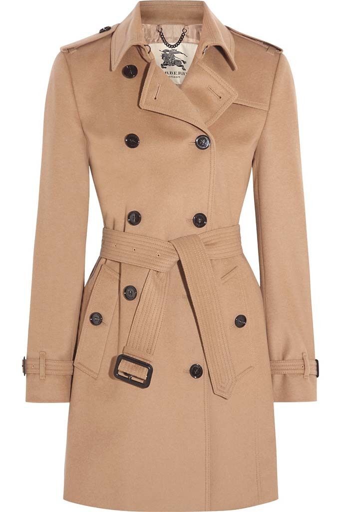 <p>Lo querrás si adoras a los dioses para que llueva y prácticamente todo el año, sea otoño (y así lucirlo como se merece). <strong>Burberry</strong> está detrás del trench más querido y copiado. (1.395 €)</p>