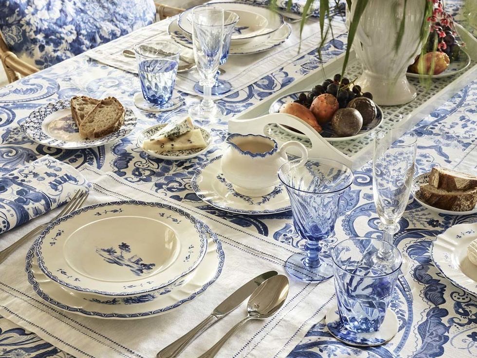 <p>En la mesa, los estampados y colores recuerdan a la cerámica portuguesa.</p>