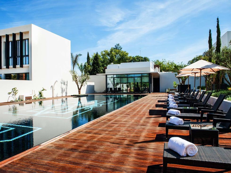 <p>Un hotel de 5 estrellas construído como una excepcional villa privada. Ofrece a sus huéspedes 10 lujosas <i>suites</i>, una residencia privada, un restaurante <i>gourmet</i>, un bar y un <i>spa</i>, todo ubicado en un entorno natural, rodeado por un vivo jardín y una babilónica piscina.</p>