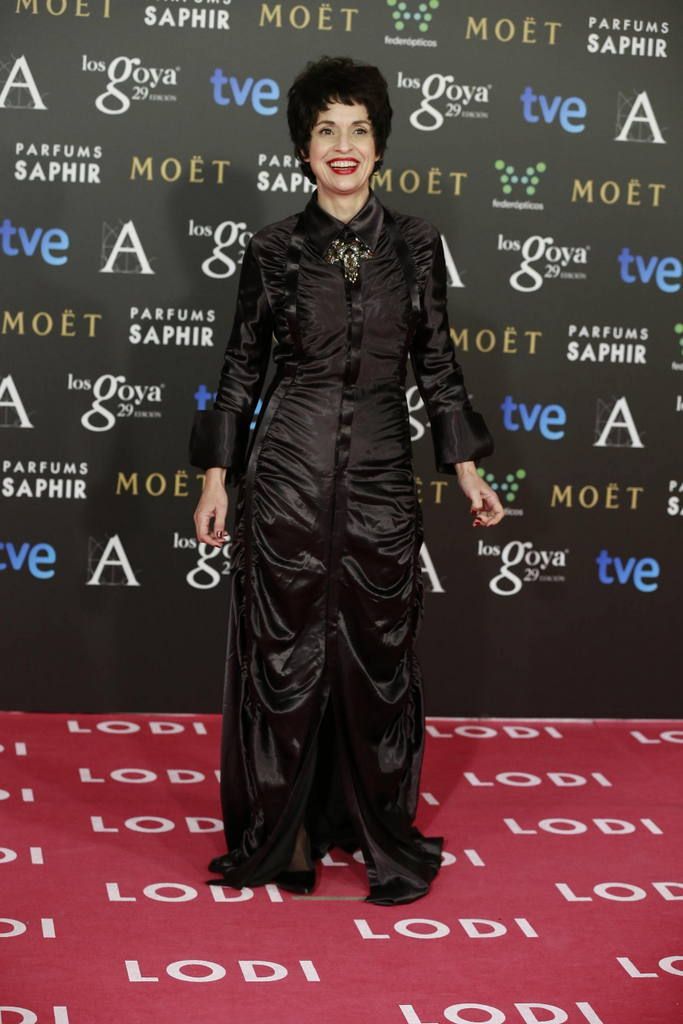 <p>La actriz <strong>Adriana Ozores</strong> no dejó indifentes a los flashes con este vestido negro estilo barroco.</p>