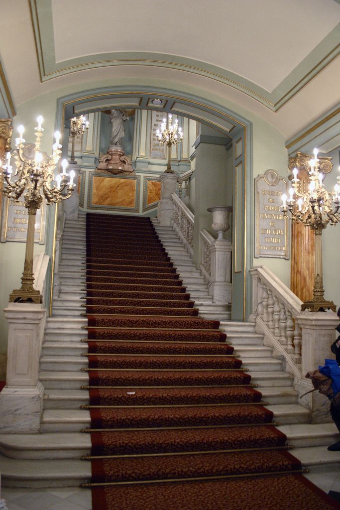 <p>El Gran Teatro del Liceo está situado en la icónica Rambla de Barcelona y se considera uno de los teatros más importantes del mundo. De estilo modernista, puede ser visitado fuera de las horas de representación, con o sin guía. También puedes disfrutar del teatro en todo su esplendor reservando entradas para alguna de sus óperas, conciertos o ballets.&nbsp;</p>