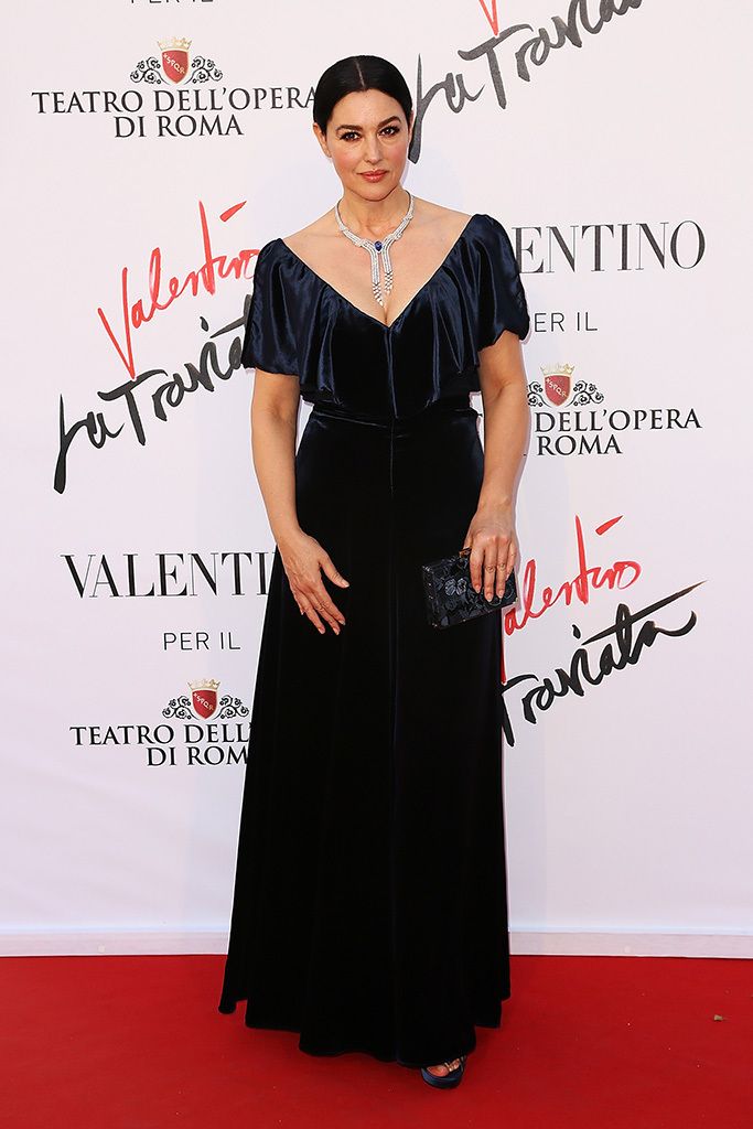 <p>Muy sensual <strong>Monica Bellucci</strong> con un vestido negro y espectaculares joyas.</p>