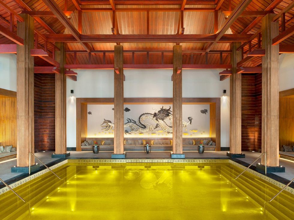 <p>Si un anillo puede estar bañado en oro, tú también. La piscina de este hotel tibetano con vistas al Himalaya está construida con azulejos chapados en este metal precioso.&nbsp; </p>