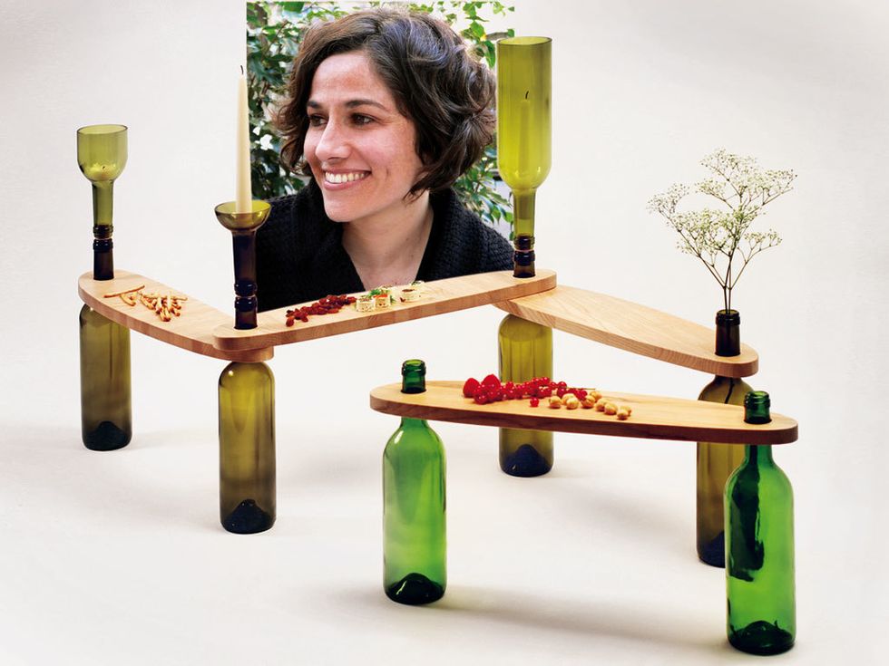 <p>La brasileña afincada en Barcelona llevó al Salón Satélite sus proyectos eco, como las mesitas Dvinus, con tableros que se apoyan en botellas de vino recicladas que, además de ejercer de patas, actúan de candelabros, jarrones...</p>
