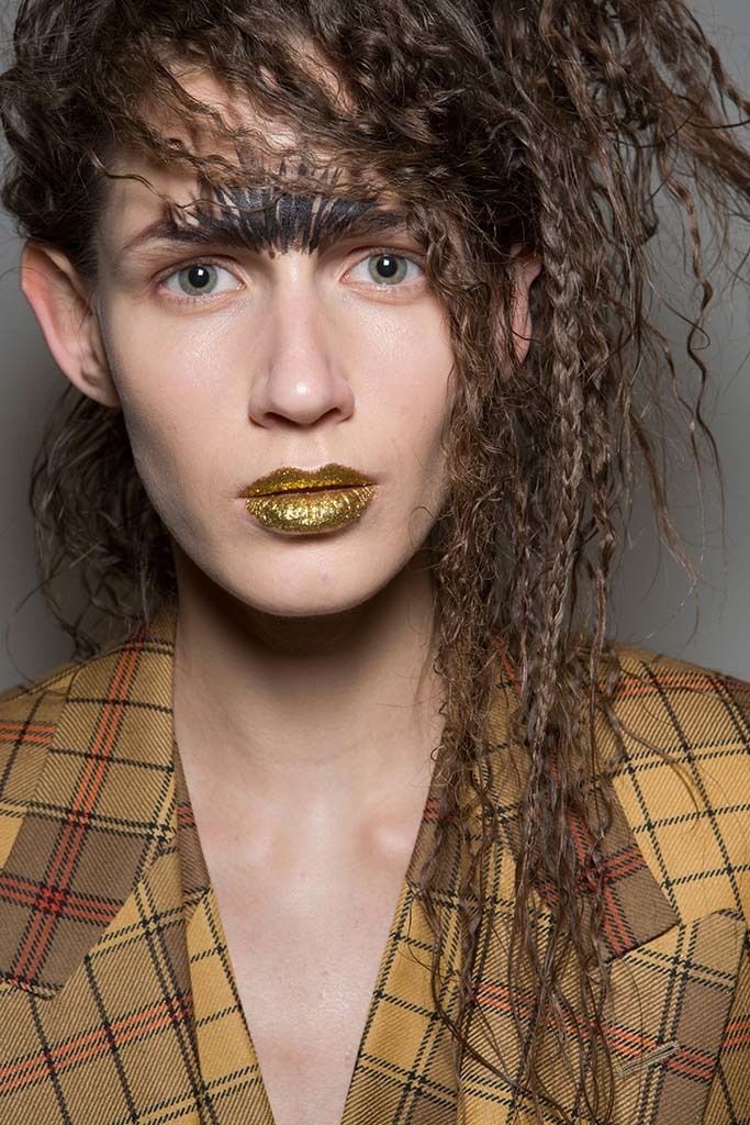 <p>Algunas modelos de&nbsp;<strong>Vivienne Westwood</strong> lucieron alocados peinados llenos de trenzas y ondulaciones y labios glitter.</p>