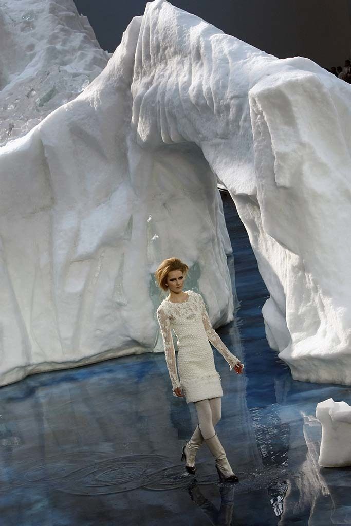<p>Tras la plataforma, se escondía una escultura de hielo. El káiser explicaba después que había querido llevar a reflexión el tema del cambio climático a través de la escena.&nbsp;</p><p>&nbsp;</p>