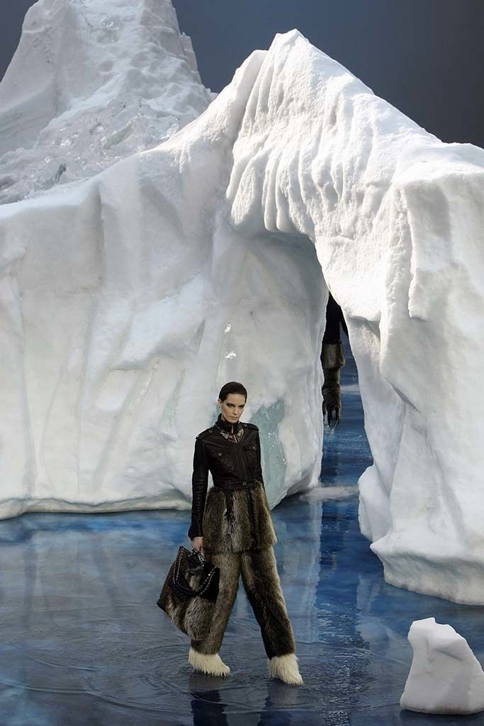 <p>Una modelo desfilando entre el agua y el hielo polar, obra de Lagerfeld.</p>