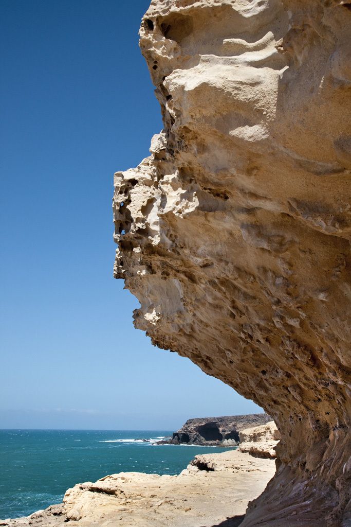 <p>La isla canaria de Fuerteventura alberga este espacio natural formado por las rocas más antiguas de las Canarias. En la localidad de Ajuí existe una zona de acantilados que también forman grandes cuevas. Un gran espectáculo natural que merece la pena disfrutar a la caída del sol.</p>