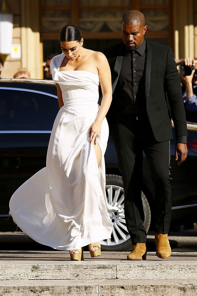 <p>El matrimonio de celebrities acudió combinados en blanco y negro.&nbsp;</p>