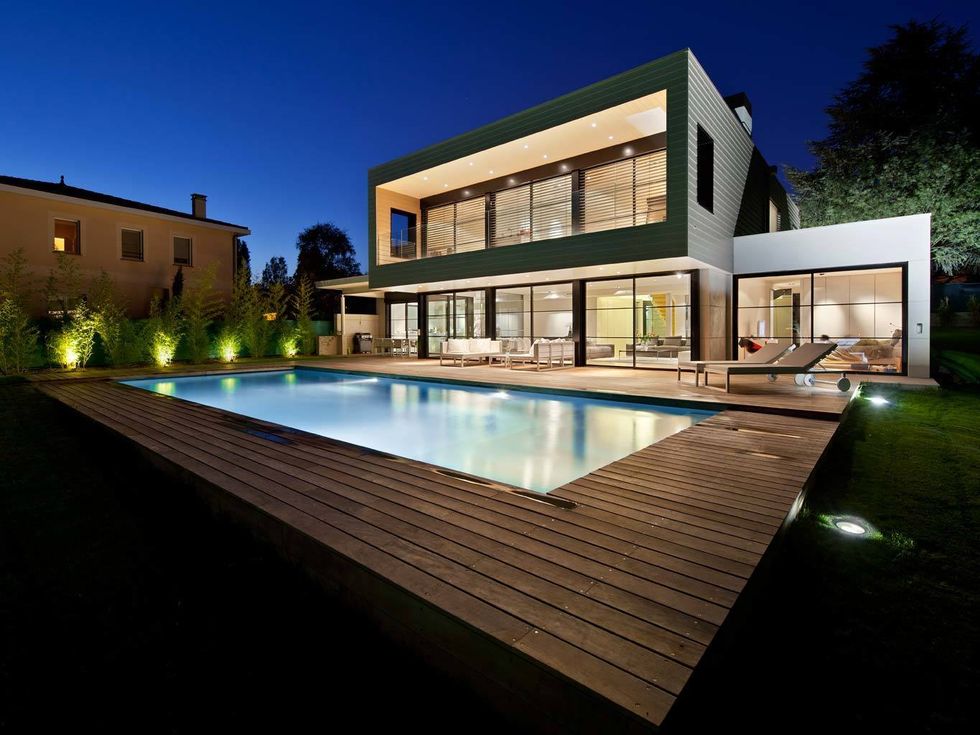 <p>Una terraza exterior rodeada de naturaleza y una piscina iluminada para un chapuzón de media noche. Esta villa en Toulouse es puro lujo.</p>
