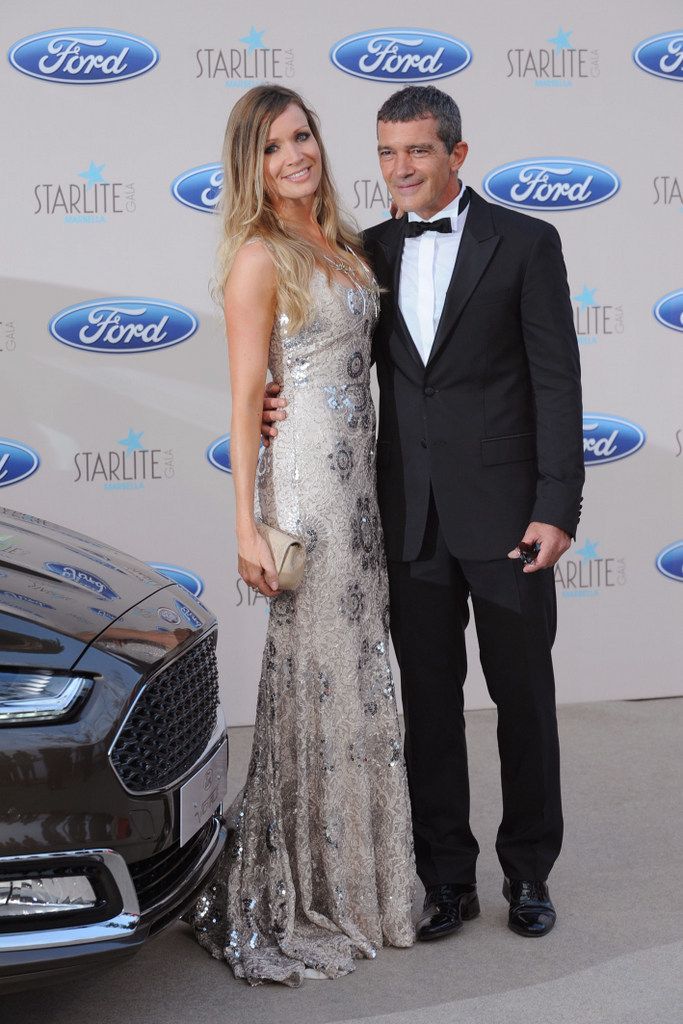 <p><strong>Antonio Banderas</strong> acudió acompañado por su novia<strong> Nicole Kimpel</strong> que eligió un vestido bordado con paillettes en plata.</p>