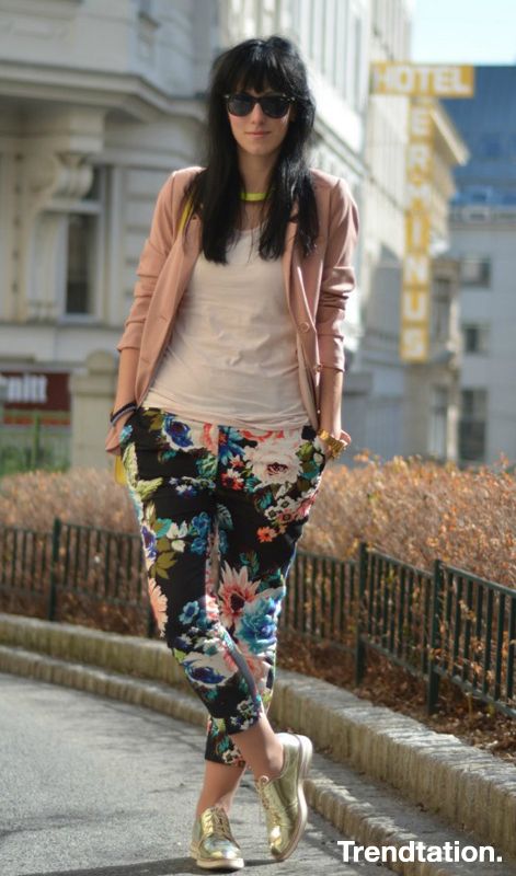 <p>Borjana combina sus pantalones de flores de H&amp;M prendas aparentemente básicas pero de plena tendencia: top y blazer en rosa palo y brogues dorados. ¡Nos encanta el look!</p>
