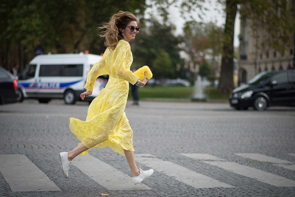 Vestido amarillo con botas hot sale